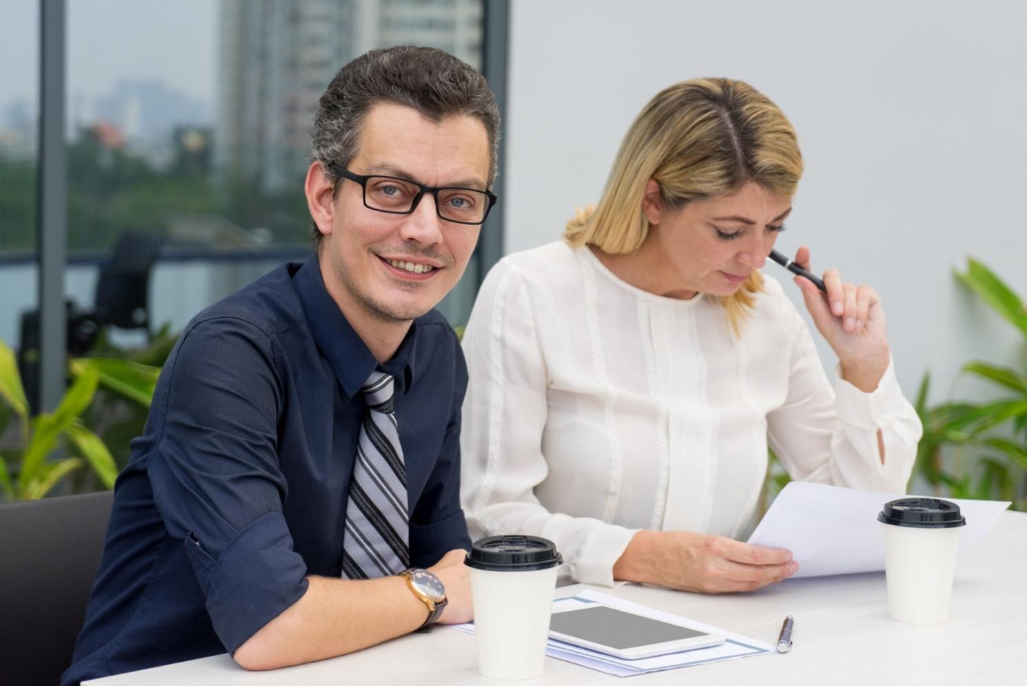 Estudiante analizando gráficos financieros y estrategias de inversión
